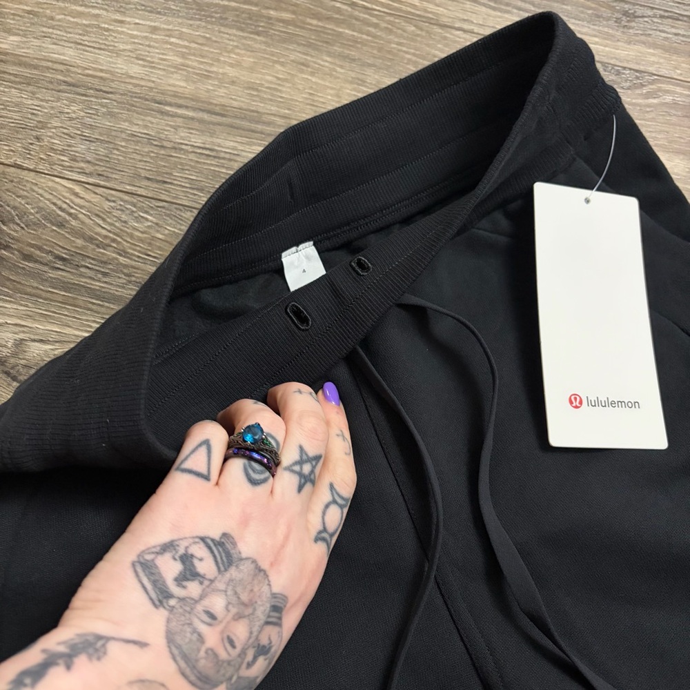 NWT Lululemon Scuba High-Rise Short 5" (Black) Size 4 - Picture 6 of 7
